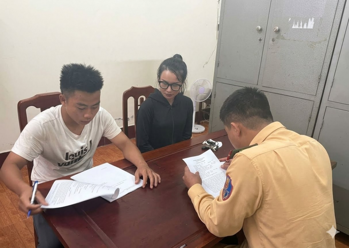 Phạt và tịch thu xe nam thanh niên dùng chân điều khiển mô tô